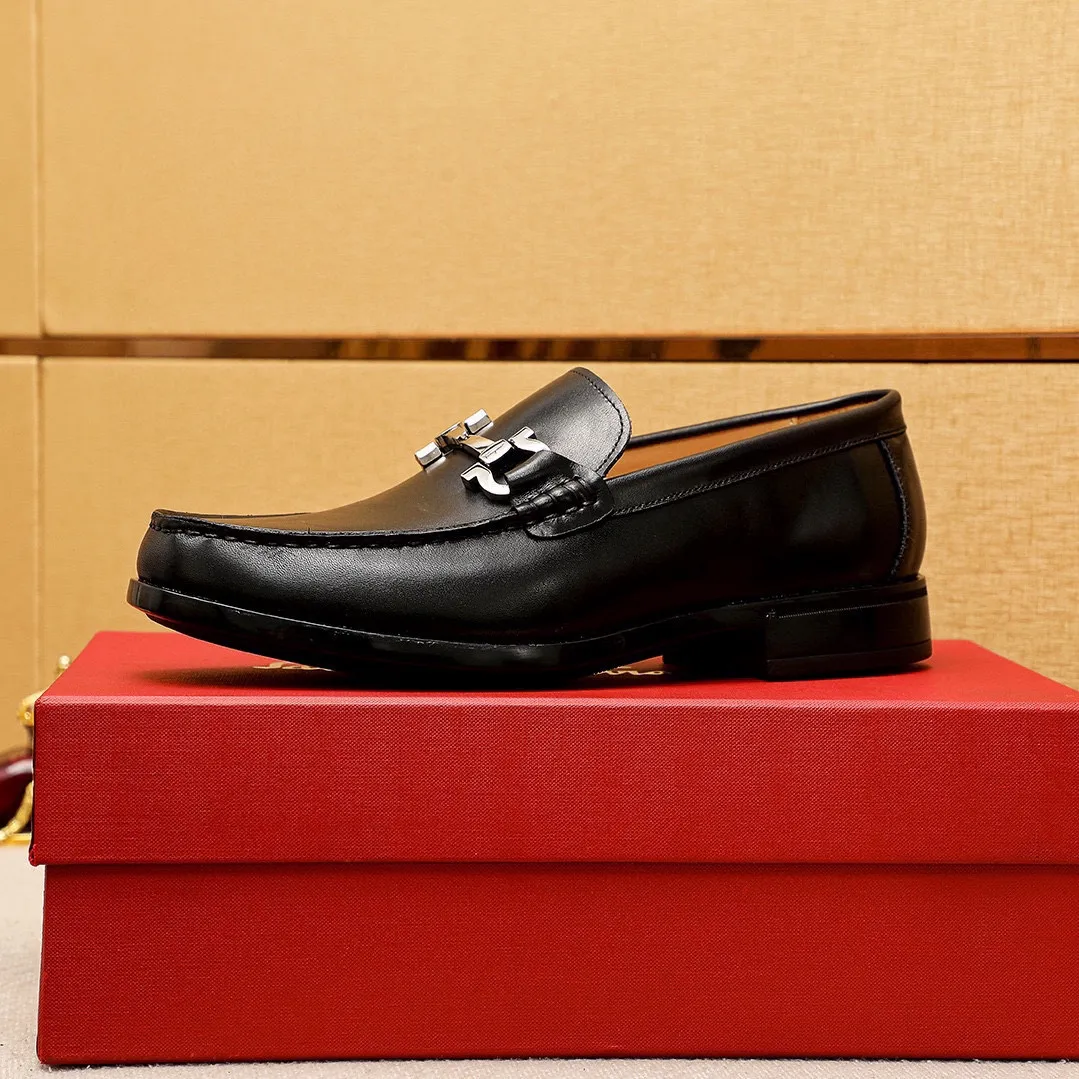 Men's shoes💰480💰 Product trademark: Ferragamo "Ferragamo" casual leather shoes Regular size: 38-44 (45🉑️customized) Product materials: Selected imported first-layer calfskin upper + original hardware buckle, imported water-dyed cowhide leather lining. Strong three-dimensional visual effect, rubber outsole Color: 1⃣️color optional
